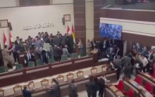 کتککاری در پارلمان کردستان عراق +فیلم رسانههای محلی خبر دادهاند نمایندگان پارلمان کردستان عراق با یکدیگر درگیر شدهاند و شماری از نمایندگان حزب «اتحاد میهنی کردستان» با بطریهای آب به جایگاه رئیس پارلمان حمله کردهاند. شماری از نمایندگان نیز مجروح شدهاند.