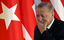 در اتفاقی عجیب و جنجالی، رجب طیب اردوغان حین مصاحبه انتخاباتی در تلویزیون دولتی ترکیه برای دقایقی به خواب فرو رفت.
