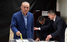 اردوغان چگونه پیروز انتخابات ریاست جمهوری ترکیه شد؟ کارشناسان معتقدند که دولت برآمده از حزب عدالت و توسعه، برنامه ویژه ای برای گذار از بحران اقتصادی ندارد و ترکیه؛ در آخرین دوره ریاست جمهوری اردوغان، شرایط سختی را سپری خواهد کرد.