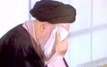  امام خمینی (ره) آمده است که در دهه عاشورا، هر روز زیارت عاشورای معروف را با ۱۰۰ مرتبه سلام و صد مرتبه لعن می‌خواند و در پاریس هم این برنامه را ادامه داد.