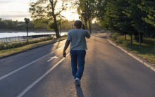 فعالیت بدنی نیازی به کار‌های پیچیده ندارد. فعالیتی به سادگی یک پیاده روی سریع روزانه می‌تواند به شما کمک کند زندگی سالم‌تری داشته باشید. با ۳۰ دقیقه پیاده روی روزانه، اندازه دور کمر خود را کاهش دهید و سلامتی خود را بهبود بخشید.