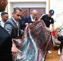 امروز باشگاه پرسپولیس به کریستیانو رونالدو، فوتبالیست تیم النصر عربستان یک تخته فرش دستبافت اهدا کرد.
