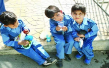 دانشآموزان زنگهای تفریح چه چیزهایی بخورند؟ کارشناس سلامت خانواده مرکز بهداشت ملایر با تأکید بر اهمیت وعده صبحانه برای دانشآموزان گفت: از آنجاییکه بسیاری از بیماریها در سنین بزرگسالی، ریشه در تغذیه افراد در سنین مدرسه و کودکی دارد بنابراین رعایت نیازهای تغذیهای و تأمین یک تغذیه سالم باید از سنین کودکی شکل گیرد.