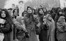 پس از پیروزی انقلاب اسلامی چند «زن» بیمه شدهاند؟ با پیروزی انقلاب اسلامی ایران، نگاه ویژه ای به بیمه زنان از سوی صندوقهای بازنشستگی شده است، در این گزارش نگاهی به رویکردهای انقلاب اسلامی در قبال بازنشستگی و مسأله درمان زنان در دوران سالمندی خواهیم انداخت.