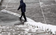  اداره کل هواشناسی استان تهران با اشاره به بارش باران و برف در استان، از یخبندان معابر از بامداد چهارشنبه (اول آذرماه) در پی کاهش دما خبر داد.