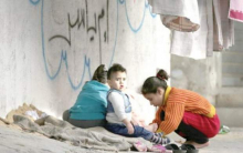 یک خبرنگار به میان کودکان آواره شده فلسطینی رفته که در آخرین ساعات آتش‌بس مشغول بازی بودند. آنها از امیدشان برای پایان یافتن جنگ و بازگشت به خانه‌هایشان صحبت کردند.