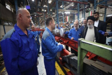 رییس‌جمهور همزمان با روز کارگر از کارخانه ایران خودرو دیزل بازدید کرد.