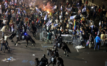 رسانه‌های رژیم صهیونیستی دوشنبه شب گزارش دادند که هزاران معترض بار دیگر در مناطق مختلف فلسطین اشغالی علیه بنیامین نتانیاهو و کابینه‌ی وی تظاهرات کردند.

