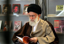 رهبر انقلاب: ما محتاج کتاب هستیم رهبرانقلاب در حاشیه بازدید از نمایشگاه کتاب: همه مردم در هر سنی نیاز دارند که کتاب بخوانند. فعالان فضای مجازی از این فضا برای ترویج کتاب استفاده کنند. این یک وظیفه است. در معرفی شخصیتها خلأ داریم.