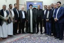 رئیسی: جبهه مقاومت نیازمند روایت صحیح است رییس جمهور در دیدار جمعی از نویسندگان برجسته و چهرههای ادبی و فرهنگی جهان اسلام گفت: ایستادگی، مقاومت و خداباوری ملت فلسطین و تلاشهای جبهه مقاومت، نیازمند روایت صحیح و هنرمندانهای است.