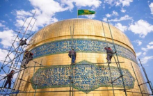 در آستانه عید غدیر خم، تصاویری از شست‌وشوی گنبد مطهر امام رضا علیه السلام منتشر شد.