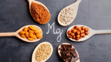 کدام مواد غذایی حاوی منیزیم هستند؟ منیزیم مادهای ضروری در بدن برای تولید انرژی است. این ماده در غذاهای روزمره مانند اسفناج، بادام و شیر سویا یافت میشود.