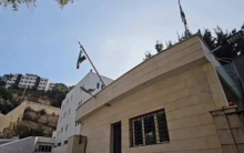 سفارت سوریه در بیروت از تعلیق فعالیت کنسولی در این سفارتخانه خبر داد.


