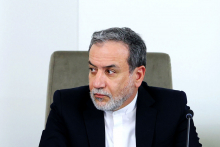 پشت چنان میزی، دیگر نمی توان نشست