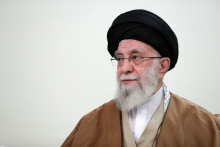 حضرت آیت‌الله خامنه‌ای: در عمق داستان‌های فردوسی حکمت گنجانده است. لذا به این دلیل به فردوسی حکیم می‌گویند.