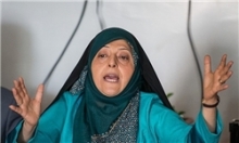 در حالی شرایط فاجعه آمیز اهواز و شهرهای استان خوزستان به دستاویز سیاسی بدل شده است که هیچ فردی درباره راهکار عملی لااقل کوتاه مدت برای مردم مستأصل این شهرها سخن نمی‌گوید. این سیاسی کاری تا جایی پیش رفته که رئیس سازمان حفاظت محیط زیست ترجیح داده تا به جای یک راهکار عملیاتی با فرار به جلو باز هم تمام تقصیرها را گردن دولت قبل بیندازد.