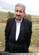 به بچه ها  گفتم باید این سنگ ها را برداریم و همانجا آن دو شهید را پیدا کردیم . این یکی از خاطرات شیرین بنده است حتی موقعی که پای من روی مین رفت، در زمانی که خانه بودم، عراقی ها شهدایی را که پیدا می‎کردند می آوردند خانه ما. من هم یک اتاق منزل را برای شهدای عزیز اختصاص داده بودم و این  شهدا در خانه ما مهمان بودند تا بچه ها بیایند و از ما تحویل بگیرند. منزل ما قریبا معراج شهدا شده بود.
