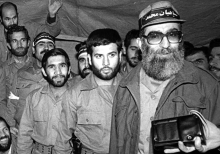 قصورِ بدون مقصّر/ آیا قرار بود فرماندهان جنگ پس از قطعنامه محاکمه شوند با شروع جنگ تحمیلی در شهریور ماه ۱۳۵۹ امام خمینی رحمهالله استراتژی ایران را «آزادسازی سرزمینهای تحت اشغال» و «تنبیه متجاوز» اعلام کردند. در ایامی که بنیصدر فرماندهی جنگ را بر عهده داشت به علت عدم اعتقاد او به استفاده از سپاه و نیروهای مردمی در جنگ و نظریات سادهانگارانهی او مبنی بر «زمین دادن و زمان گرفتن» ایران در موضع ضعف قرار گرفت و سرزمینهای زیادی توسط ارتش عراق اشغال شد. چند عملیات محدود نیز که با نظر بنیصدر و مشاورین نظامیاش انجام شد به شکست انجامید. با فرار بنیصدر از کشور و تغییر نگاه فرماندهان ادارهکنندهی جنگ به نیروهای مردمی، ریل شکستها جابجا شد و فصل پیروزیها فرارسید.