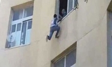 یک دانشجوی مصری در بندر اسکندریه، با دیدن سوالات سخت امتحان پایان ترم دست به خودکشی زد.


