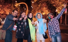 طنز/ گزارش میدانی از شادیهای خیابانی پس از توافق: آنا و سوسن و مریلا از رفع تحریمهای کمرشکن میگویند! گروه طنز رجانیوز - محمدرضا شهبازی: