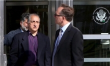 یکی از ایرانیان مقیم آمریکا که به دفتر نمایندگی کشورش در سازمان ملل مشاوره می‌داده، 3 هفته است که در بازداشت به سر می‌برد و حالا باید به اتهامات پول‌شویی و دور زدن تحریم‌های ایران پاسخ دهد.