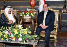 اغلب هنگام سخنرانی سلمان بن عبدالعزیز پادشاه 80 ساله عربستان سعودی دسته گلی بزرگ جلوی وی قرار دارد که اخیرا راز این گل‌ها کشف شده است.