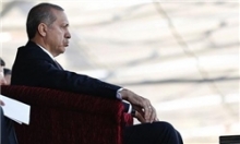 پشت پرده استعفای داوود اوغلو و نقش اردوغان اردوغان رهبری خود را بر داوود اوغلو تحمیل کرد و اوغلو نیز این مسئله را پذیرفت. در واقع رئیس جمهور ترکیه همچنان اصرار دارد منصب «تنها رهبر ترکیه» را در این مرحله در اختیار داشته باشد و اوغلو نیز پذیرفت که مدیر این حزب و دولت باشد نه رهبر آن.