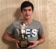 سردار آزمون به عنوان محبوبترین بازیکن روستوف انتخاب شد و جایزه اش را از مسئولان باشگاه دریافت کرد.