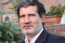 او از آن زاويه، به خوبي مي توانست قيافه شكسته حسین را ببيند. به نظرش رسيد كه با آن چهره چندان بيگانه نيست و او را در جايي ديده است. براي چند لحظه حسین را از زير نگاه نافذ خود گذراند و به يكباره لرزشي بر وجودش چيره شد؛ ناخودآگاه دست از بازوي حسین برداشت و وحشت زده از او فاصله گرفت.