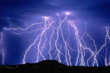 
سخنگوی سازمان اورژانس کشور گفت: در پی وقوع رعد و برق‌ در ملایر ۳ نفر جان خود را از دست دادند.