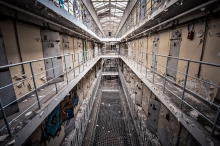 مقامات فرانسوی از فرار یک مجرم سابقه‌دار بوسیله بالگرد از زندانی در پاریس خبر دادند.