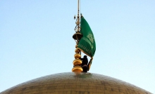 همزمان با سالروز میلاد علی بن موسی الرضا (ع) پرچم گنبد منور و پوشش ضریح رضوی طی مراسمی با حضور مسئولان، خادمان، زائران و مجاوران بارگاه رضوی تعویض شد.
