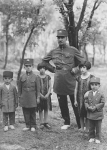 پهلویها کجا مردند و خاک شدند؛ از جزیره موریس تا گورستان بی خانمانها در امریکا خیانت های پهلوی ها به تاریخ و مردم ایران به حدی بوده است که خاک ایران، آنان را در خود نپذیرفت و هر کدام در گوشه کناری از کشور های مختلف در اوج خفت و ذلت فوت شده و در همان مناطق نیز دفن شده اند.