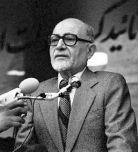 نظر مهدی بازرگان درباره سلمان رشدی چه بود؟ حکم امام مبنی بر واجب التقل بودن سلمان رشدی مورد تائید و حمایت قاطع مردم ایران و کشورهای اسلامی جهان قرار گرفت اما مهندس مهدی بازرگان به بهانه «مخالفت با خشونت» به دفاع از دشمنان اسلام پرداخت. بازرگان فتوای امام را غیر فقهی دانست و مبانی روایی فتوای ایشان را زیر سوال برد. او پا را از بحث مصالح سیاسی فراتر گذاشت و اصل حکم قتل مرتد را انکار کرد.