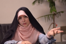 کارشناس ارشد علوم ارتباطات، پژوهشگر و مجری برنامۀ تلویزیونی «ما خانوما»: الگوی شکل‌گیری شبکه‌های اجتماعی، الگویی اعتیادآور است که مخاطب زمان و توجه زیادی را صرف این شبکه‌ها کند. چه‌بسا اعتیاد به فضای مجازی از اعتیاد به مواد مخدر خطرناک‌تر است.
