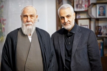 مروری بر مبارزات سیاسی حجتالاسلام سیدیحیی جعفری حجتالاسلام سیدیحیی جعفری از علمای مبارز کرمان، چهره در نقاب خاک کشید. آن مرحوم از ابتدای نهضت اسلامی در سال 1342 که طلبه جوانی بود، در مبارزات روحانیت کرمان شرکت میکرد و پس از واقعه 15 خرداد 1342 جزء معدود کسانی بود که به صورت مخفیانه با برگزاری جلسات سری و پخش اعلامیه و نوار سخنرانیهای امام خمینی، مبارزات خود را در کرمان ادامه داد.