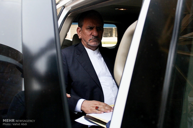 معاون اول «دولت محرمانهها» طرفدار «پاسخگویی» شد/ آقای جهانگیری! پاسخگویی را از رانت ۱۸ میلیارد دلاری آغاز کنید نحوه مواجهه روحانی و جهانگیری با مفسدین و مقصرین وقایع مختلف نشان از آن دارد که یا از فساد در زیر عمامه و کتشان مطلع نیستند و یا با مفسدین مراودهای دارند.