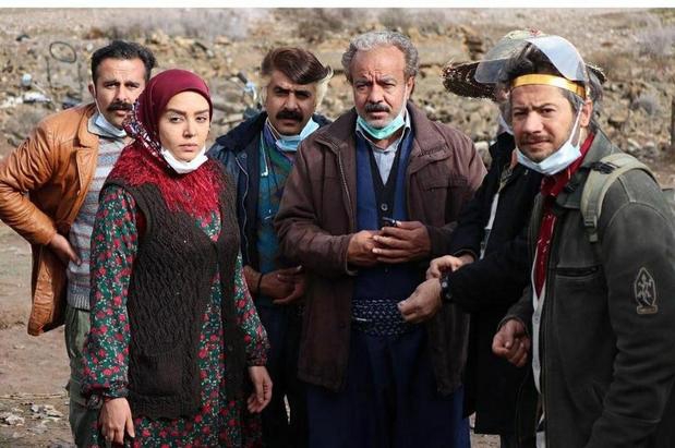 نمایش زیبایی زندگی روستایی و اجتماعات غیرشهری در قاب تلویزیون/ دلیل جذابیت «نون خ۳» چیست؟ موفقیت «نون خ۳» از آن جهت اهمیت دارد که برای اولینبار در سالهای اخیر، به ظرفیتهای موجود در روستاهای کشور توجه شد و قاب تلویزیون به زیباییهای زندگی روستایی و جذابیتهای اجتماعات غیرشهری تخصیص یافت.