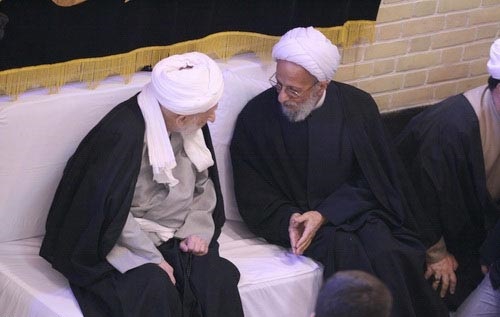 چرا علامه مصباح در کنار آیتالله بهجت دفن شد؟/ درس خارج آقای بهجت به درخواست علامه مصباح بود/ آزاداندیشتر علامه مصباح در تفکر دینی و سیاسی پیدا نمیکنید سالها قبل از آن که حوزه علمیه آیتالله بهجت(ره) را بشناسد ایشان شاگرد وی بود و با اصرار ایشان درس خارج آقای بهجت آغاز شد. آقای بهجت با هیچکس به اندازه ایشان رازگویی نداشت.