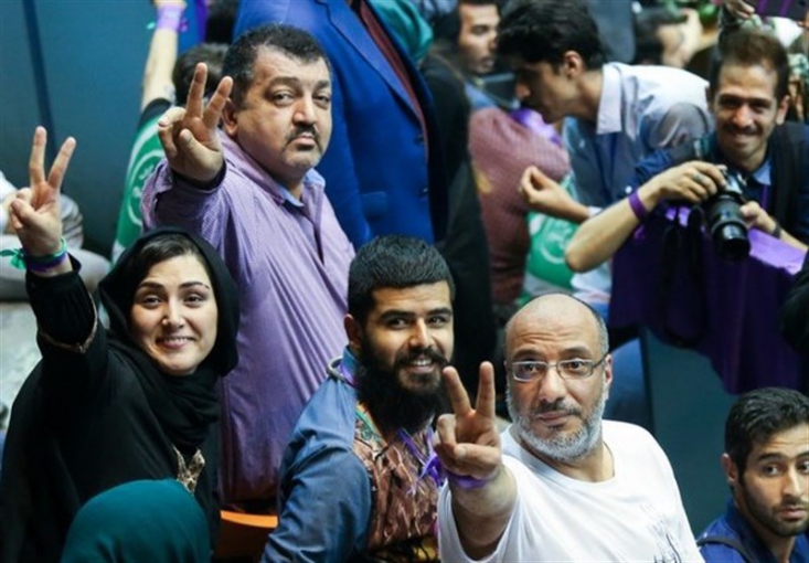 درآمد بالای ۲۰۰ میلیون تومان سلبریتیها و تبلیغات تجاری در اینستاگرام شامل مالیات شد بالاخره پس از کش و قوسهای فراوان از سال آینده سلبریتیهای میلیاردر و اینفلوئنسرهای اینستاگرامی همچون معلمان، کارمندان و دیگر بخشهای جامعه مالیات خواهند داد. این اتفاق درحالیست که دولتمردان نسبت به این مصوبه مجلس موضع خاصی اتخاذ نکردهاند.