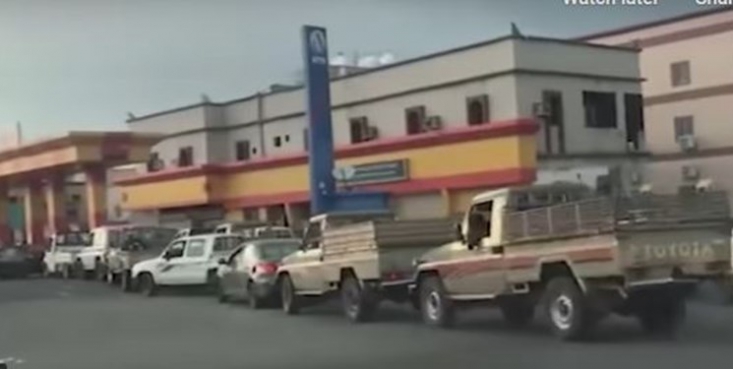 بحران سوخت در غنیترین کشور نفتی جهان/ هزاران خودرو در صف پمپ بنزینها چشم در مقابل چشم، بحران در مقابل بحران و تباهی در انتظار شروعکننده آن است. لذا اگر اکنون این بحرانگریبانگیر مناطقی مانند جیزان شده، احتمالا در انتظار مناطق دیگری که برای سعودیها از اهمیت بیشتری برخوردار است نیز خواهد بود.