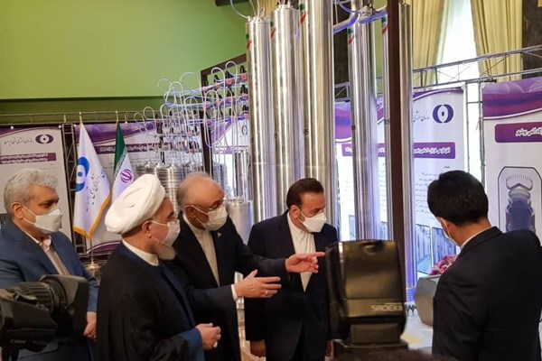 ژست پیروزی پس از هشت سال متوقف کردن تحقیق و توسعه/ عبور از خطوط قرمز چگونه صنعت هستهای کشورمان را عقب انداخته است؟ پیش از نیز رئیس جمهوری در نشست خبری مهرماه 98 خود با رسانه های داخلی و خارجی از سانتریفیوژهای پیشرفته IR9 رونمایی کرده بود.