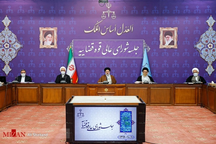 انحصار در بازار خدمات حقوقی و قضایی باید شکسته شود/ ۷ قانون برای حمایت از تولید داریم اما اجرا نمیشوند/ قضات بر اساس عدل و حق حکم کنند رئیس قوه قضاییه گفت: انحصار در بازار خدمات حقوقی و قضایی از جمله وکالت، سردفتری و کارشناسی دادگستری باید شکسته شود و جوانان واجد شرایط بتوانند وارد این بازار شوند، رقابت سالم به سود جامعه خواهد بود.