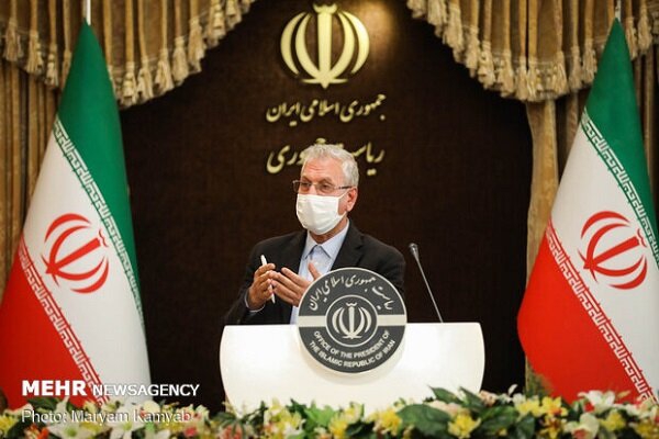 گرانی مرغ هم تقصیر تحریمها است!/ در مدیریت کشور معجره اتفاق افتاده است/ اینکه من میگویم کالاها گران نمیشود اما به سرعت گران میشود نشانه صداقت ماست علی ربیعی گفت: ریچارد نفیو میگوید که «برنامه تحریمهای آمریکا نتایج دیده نشده و حاشیهای نیز به وجود آورد. برای مثال گرانی مرغ از این دست مسائل بود. آمریکا هیچ تحریمی علیه واردات مرغ ایران وضع نکرده بود اما قیمت مرغ بالا رفت».