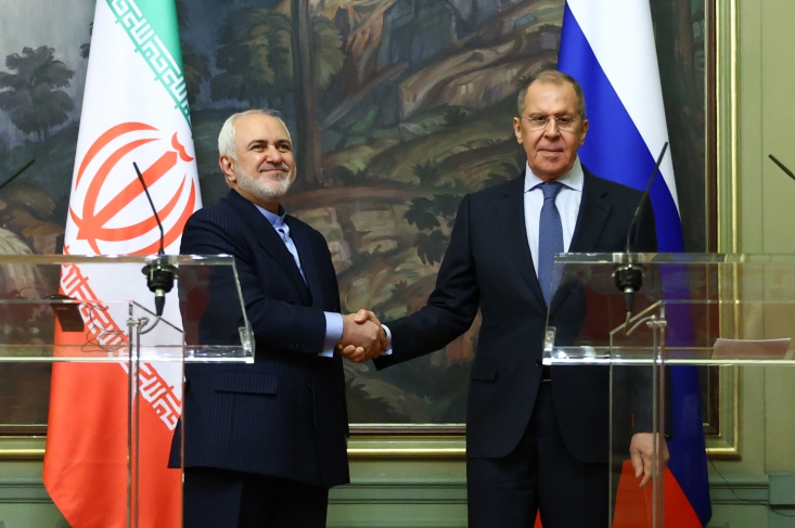 آیا خاطره سازش تیم مذاکراتی ایران بر سر «لغو تحریم تسلیحاتی» تکرار میشود؟/ عراقچی: به مذاکرات وین خوشبینم/ اولیانوف: آمریکا حاضر به لغو تحریمهای دوره ترامپ نیست مقام روس خبر داده که جوبایدن مخالف برداشته شدن تحریمهای وضع شده توسط ترامپ است و حتی مشخص نیست تحریمهایی که آمریکا ادعای برداشتن آن را میکند گام به گام برداشته خواهد شد یا به یکباره اتفاق میافتد!