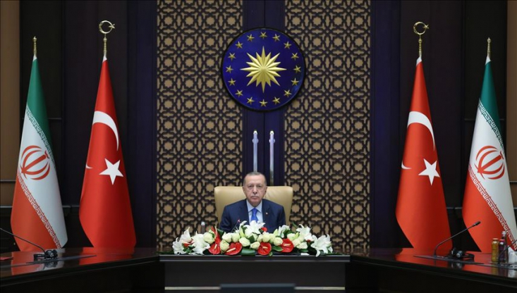 رئیس جمهور ترکیه به حاکمیت ملی و تمامیت ارضی ایران احترام کامل میگذارد/ اردوغان نسبت به حساسیتها پیرامون شعر قرائتشده مطلع نبوده است وزارت خارجه ایران اعلام کرد، در تماس تلفنی وزیر امور خارجه ترکیه با محمد جواد ظریف، طرف ترکیه ای بر روابط نزدیک و دوستانه میان ایران و ترکیه و سیاست قطعی حسن همجواری آنکارا تاکید کرد.