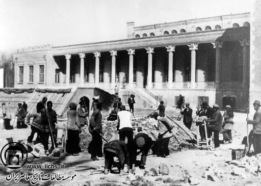 اقدامات رضاشاه برای تطهیر چهره انگلیسی خود رضاخان که در عرض چند سال و با حمایت انگلیسیها قدرت را در ایران قبضه و سلسله پهلوی را جایگزین سلسله قاجار کرد تلاش کرد با انجام اقداماتی چهره انگلیسی خود را تطهیر کند و یک چهره ملی و مستقل از خود به نمایش گذارد. اقداماتی که رضاشاه انجام داد چه بود و او چگونه میخواست چهرهای متفاوت از خود به نمایش گذارد تا این وصله ناجور انگلیسی بودن را از خود جدا کند؟