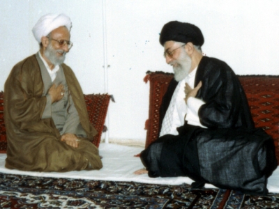 آقای مصباح منبع فکر و اندیشهی بی غل و غش معارف اسلامی است/ علم، بصیرت به معنای حقیقی کلمه و صفا در ایشان جمع است/ فضل آقای مصباح در شاگردانش سرریز شده است/ مبانی فکری اسلام در دست ایشان است بدون تردید در طول مدت رهبری با برکت حضرت آیت الله خامنهای هیچ شخصیتی همچون علامه محمد تقی مصباح یزدی مورد تمجید و تایید ایشان قرار نگرفته است.