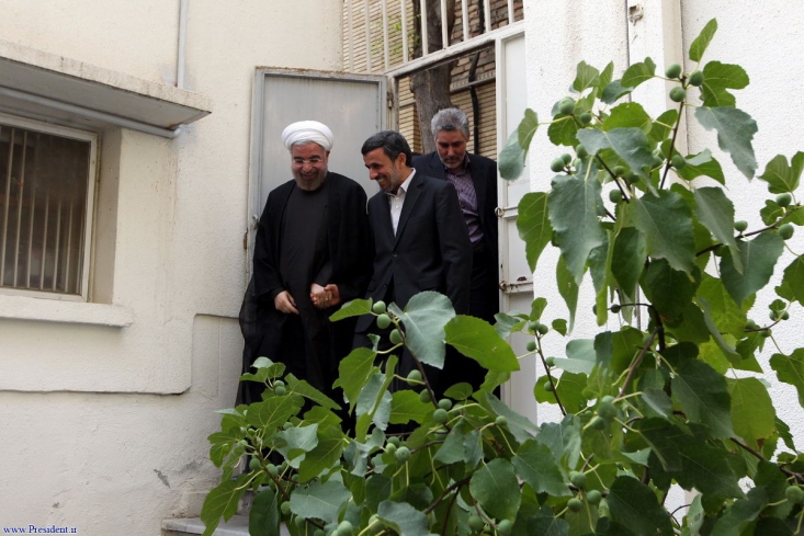 آیا احمدینژاد ۱۴۰۰ با حسن روحانی تفاوت دارد؟/ از سکوت معنادار در خصوص فایل صوتی ظریف تا همراهی با اصلاحطلبان در FATF، برجام و منطقه زمانی که او جنگ سوریه را جنگ ظالم با ظالم و شیطانی میخواند شهید سلیمانی مشغول مبارزه با توطئه آمریکا و صهیونیستها در منطقه بود و همان زمان که او در کوهها و دشتها به دنبال شهادت میگشت نزدیکان احمدینژاد با الفاظی توهینآمیز از وی یاد میکردند.