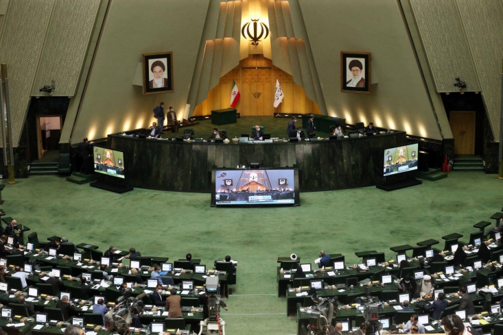 عجله در تصویب یک طرح مشکوک/ عواقب خطرناکی که استقلال اسمی بانک مرکزی میتواند دامنگیر کشور کند صرف دولتی نبودن عناصر به کار گرفته شده در این شورا تضمینکننده رفتار صحیح آنان و عدم وابستگیشان به سایر کانونهای قدرت و ثروت نیست.